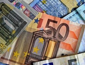 Bulgaristan vatandaşlarının %52’si euroya geçişin ülkeye olumlu yansıyacağına inanıyor.